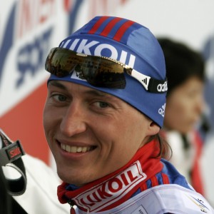 Российский лыжник пробежал гонку с судорогой