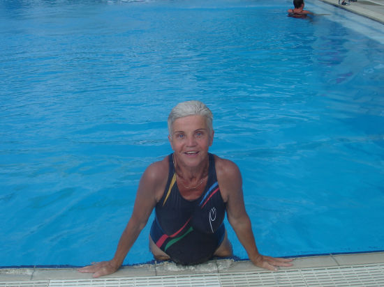 Питерская пенсионерка  ныряет в воду с вышки лучше всех в мире